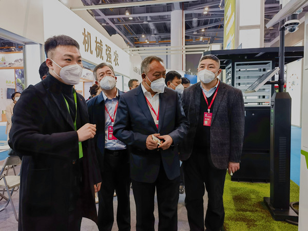 吉林省農(nóng)業(yè)農(nóng)村廳副廳長(zhǎng)麥朝(右二),長(zhǎng)春市農(nóng)業(yè)農(nóng)村局副局長(zhǎng)孔翔(左二)