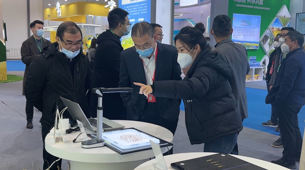 浙江省種子管理總站站長(zhǎng)施俊生(左一)